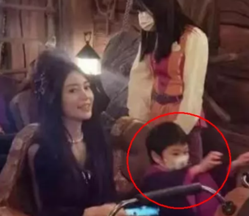 baby和儿子一起出席的万圣节活动,母子两人身穿万圣节服装,小海绵长相