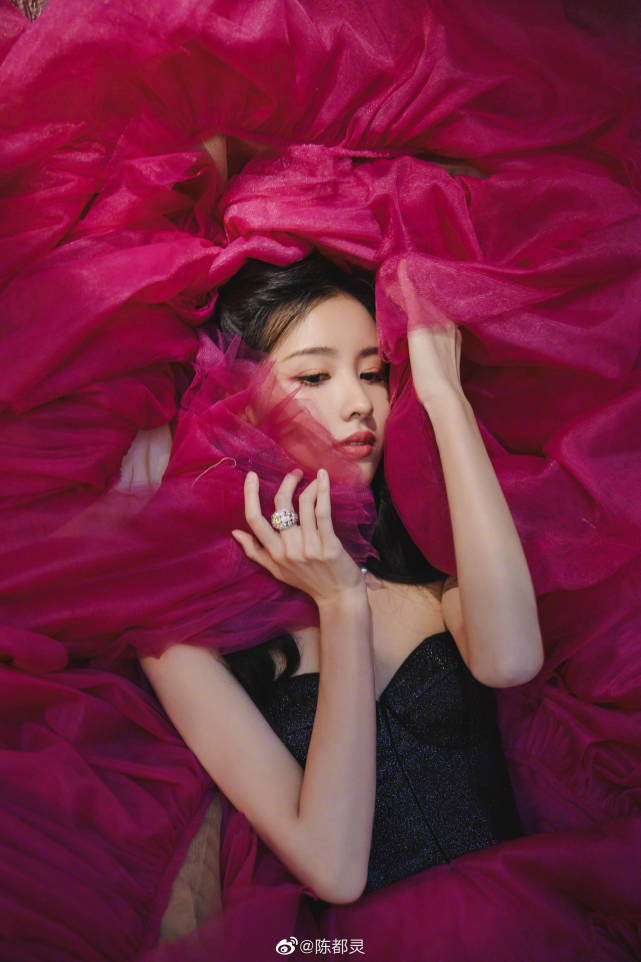 陈都灵红裙装更显美丽