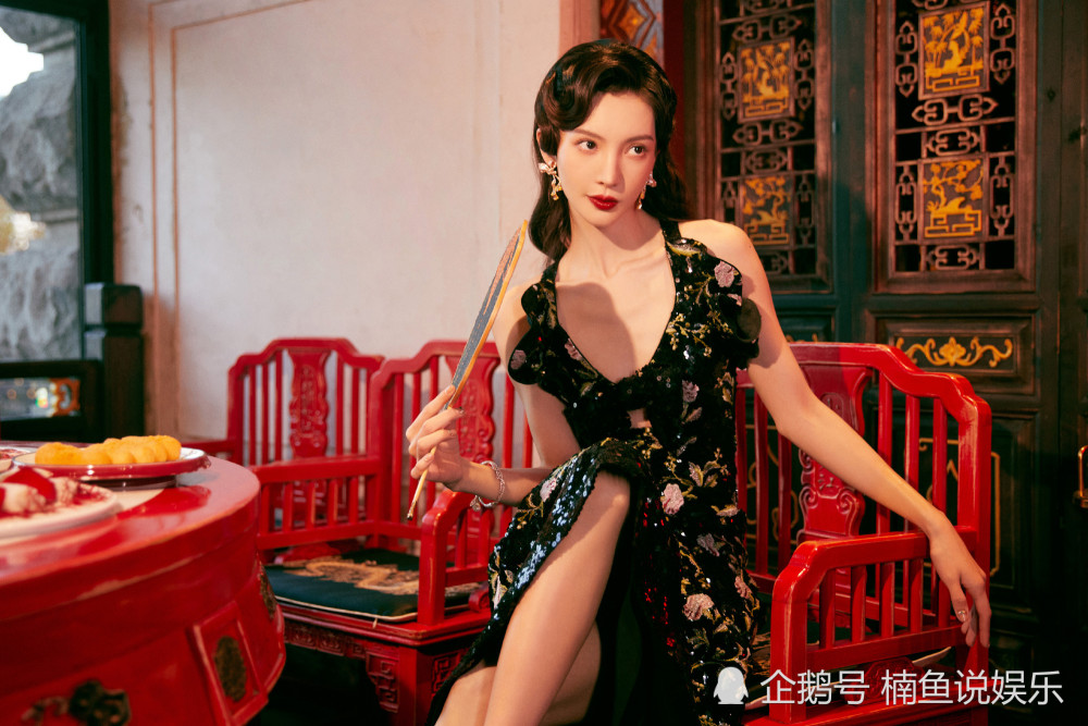 不愧是女明星,明明是一件现代风格的吊带裙,却让金晨穿出了旗袍的韵味