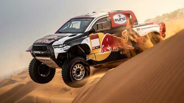 据悉,丰田将携四台全新gr dkr hilux t1 参赛,由卡塔尔车手nasser al