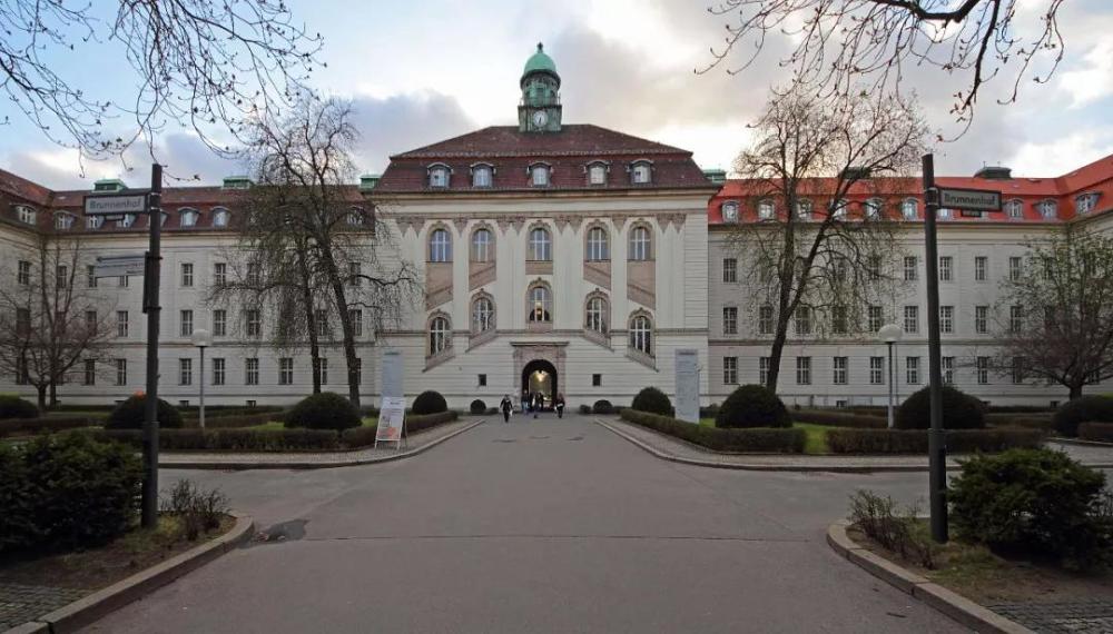柏林大学,也就是现在的洪堡大学和柏林自由大学.
