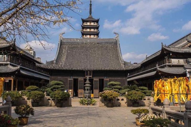 辽宁一清贫寺庙,庙内皆女性,却禁止人们捐钱,日睡4小时吃一餐