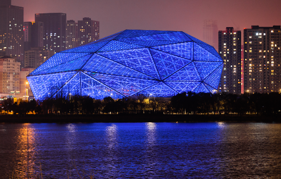 沈阳盛京大剧院点亮蓝色灯光庆祝"世界儿童日"