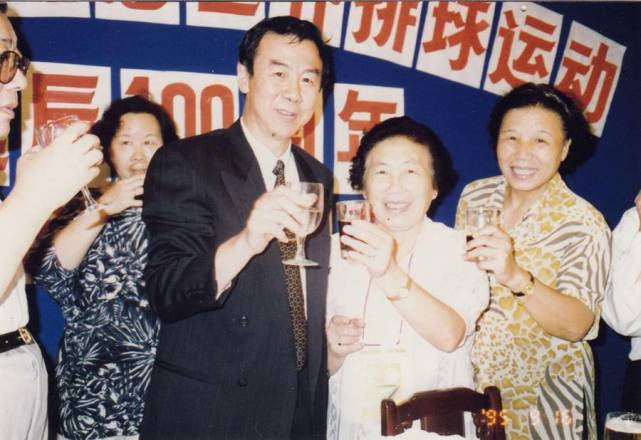 的照片,在曾任中国女排主教练,后来担任中国奥委会主席的袁伟民身边