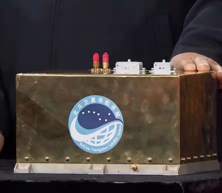 每一颗导航卫星都要搭载精度非常高的 原子钟