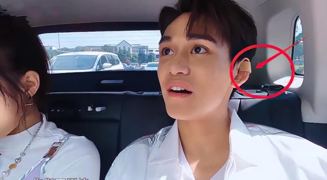 黄旭熙为何在耳朵上贴胶带?不是受伤,真正原因只有