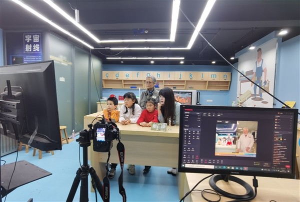 (吴姥姥在实验室直播现场)