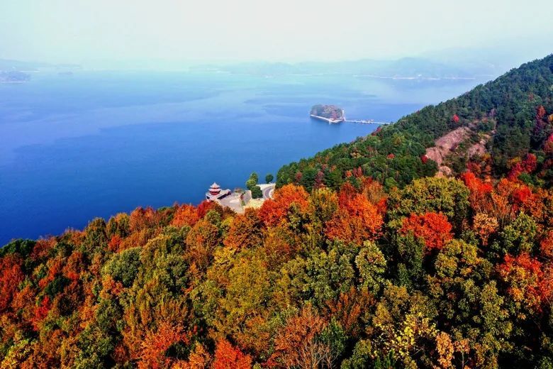 太湖县花亭湖风景区 呈现出"千重山色,万顷波光 的宜人美景