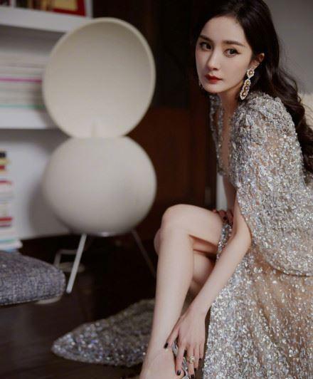 ▼▲杨幂在红毯上身穿 zuhair murad 2021 秋冬高级定制系列亮片裙装