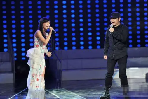 歌手云朵18岁拜师刀郎和师父情同父女对家乡四川一往情深