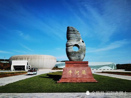 凌源市旅游景区景点还有青龙河源湿地自然保护区,金花山景区,月华山