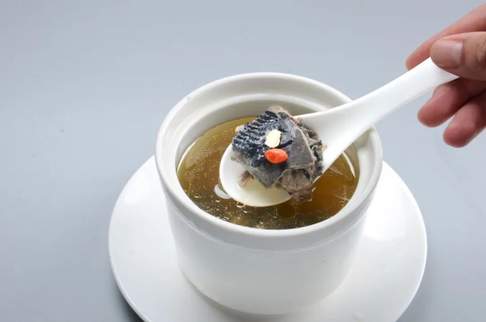 补血养血:鸡血藤乌鸡汤