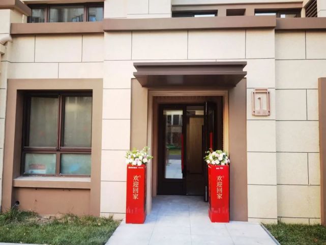 其它楼座,单元门楼做的要好很多.