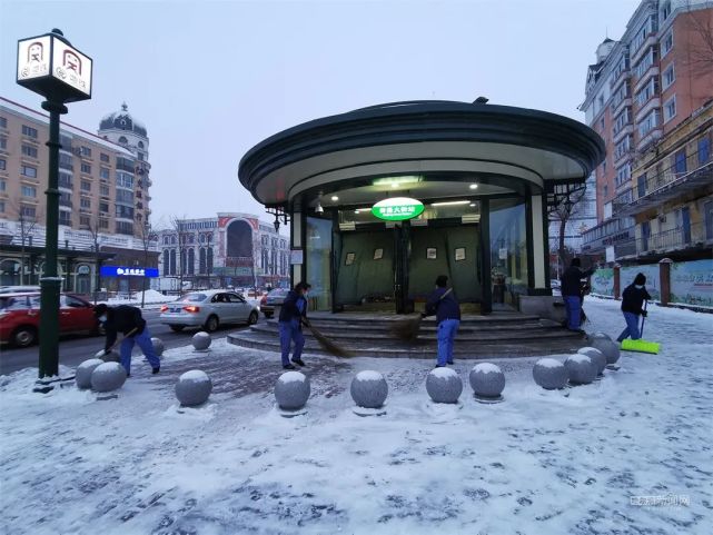 经纬街,环卫工人正在清雪道外北20道街,松浦大桥辅路道外靖宇街南岗七