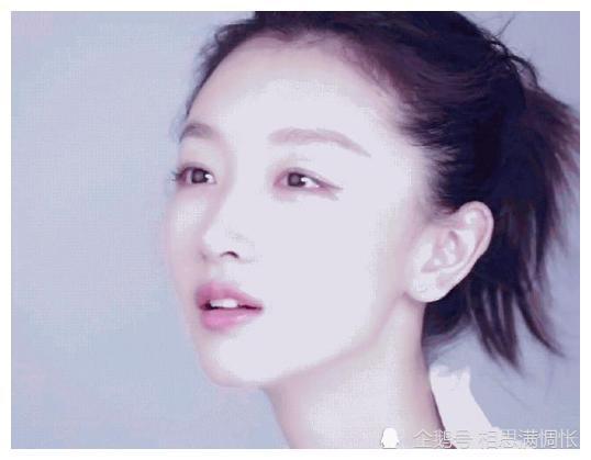 我们可以看出来周冬雨的眼睛在割了双眼皮之后是非常自然的,一点都