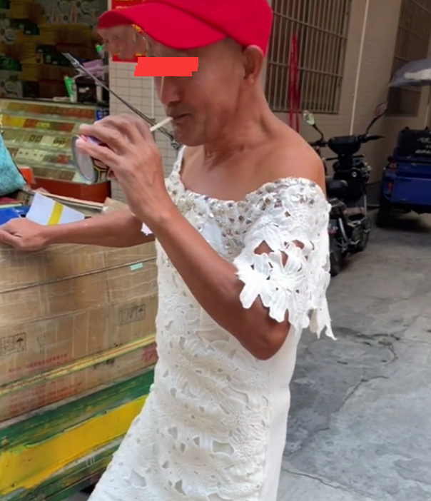 广州大爷穿女装捡垃圾,身段比女人还美,网友:骨灰级女装大佬