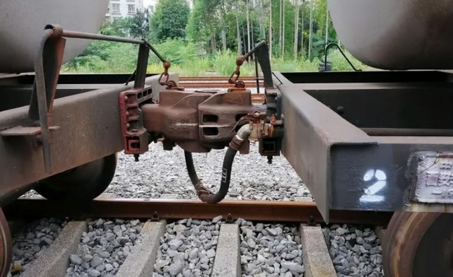 就算从蒸汽火车升级到高铁列车的现在,詹式车钩仍然在广泛使用,那么它