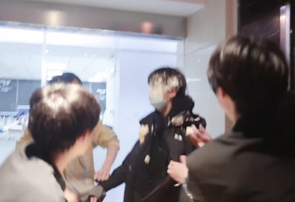 "左航的衣服,口罩,头发上全部