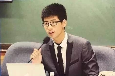 大学期间,何超盈频繁更换着男友,甚至还被爆出与女孩jessie相恋,直到
