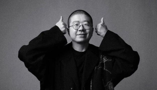 视频中显示,李诞家竟然挂着东亚病夫的牌匾,这几个字在中国的含义不用