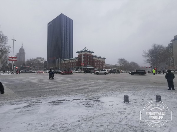 从自由大路与同志街交会顺着自由大路人行道向人民大街走,人行道路面