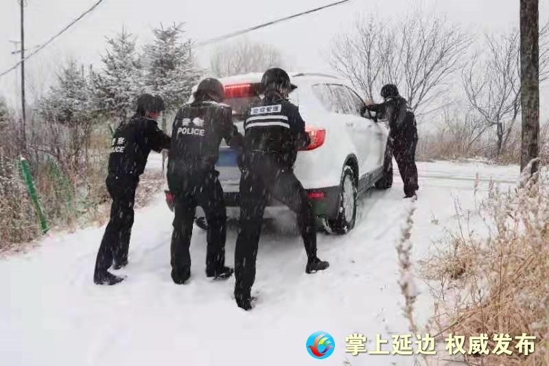 【晨报快讯】急速救援!珲春民警救助雪中被困车辆