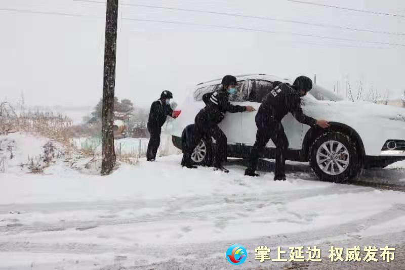 【晨报快讯】急速救援!珲春民警救助雪中被困车辆