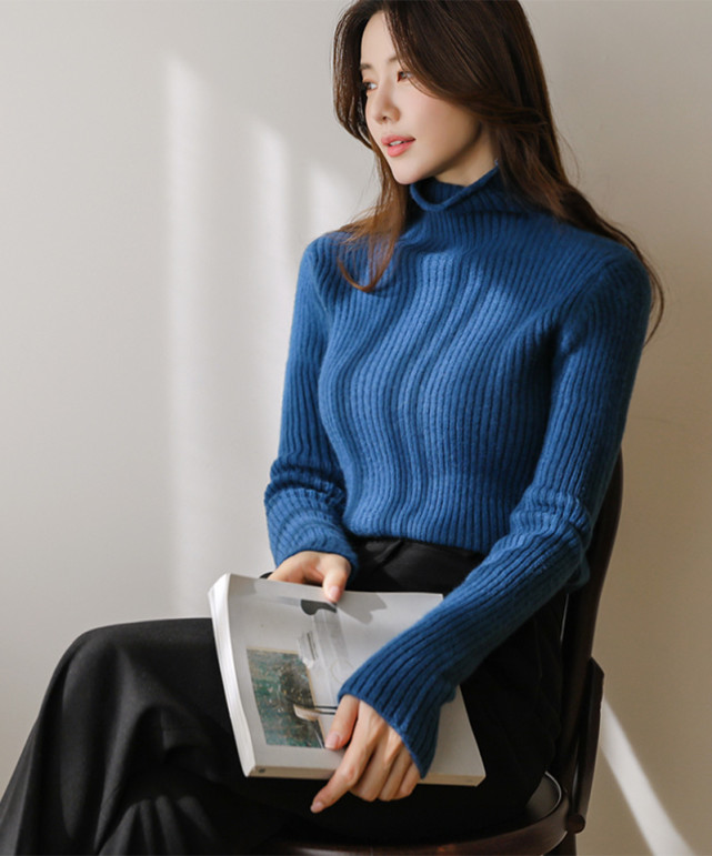 韩国美女王宥利时尚写真:蓝色毛衣搭配牛仔裤,加上灰色大衣更拉风