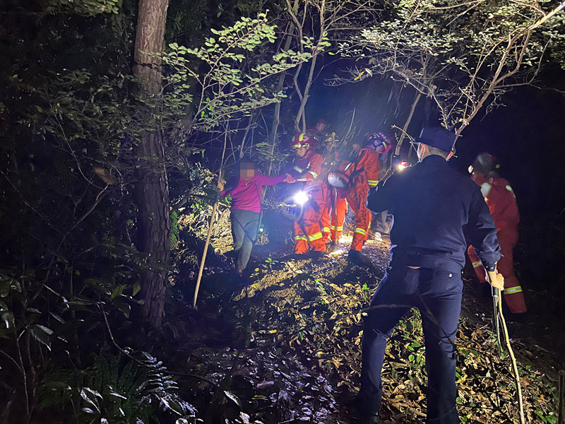 近期多发!奉化又有两名老人登山被困,多方雨夜救援