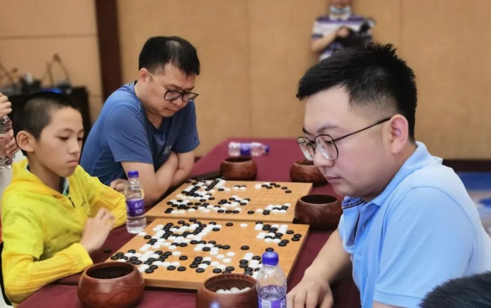 黄楚翔下过最长时间的一盘棋是一个半小时,眼睛盯着棋盘,脑袋飞快地