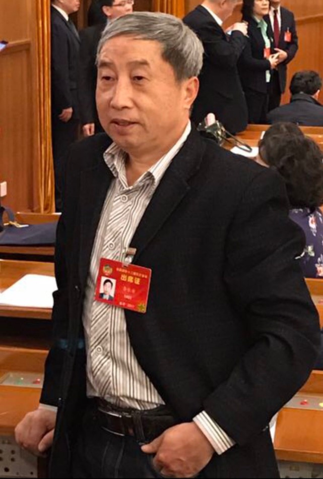当选全国政协委员,省政协委员,市人大代表期间,李长安几乎将三分之一