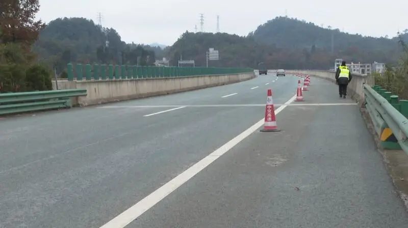 砚平高速公路交巡警大队秩序中队中队长 曾文裕