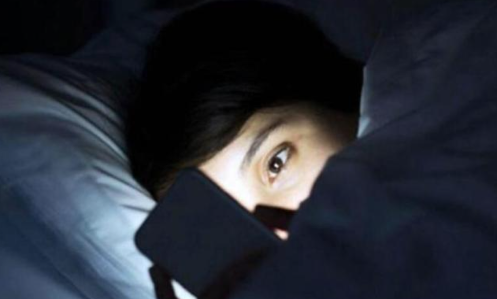 年轻小伙熬夜追剧被手机砸到眼两天后发现视网膜脱离这类人属高危人群
