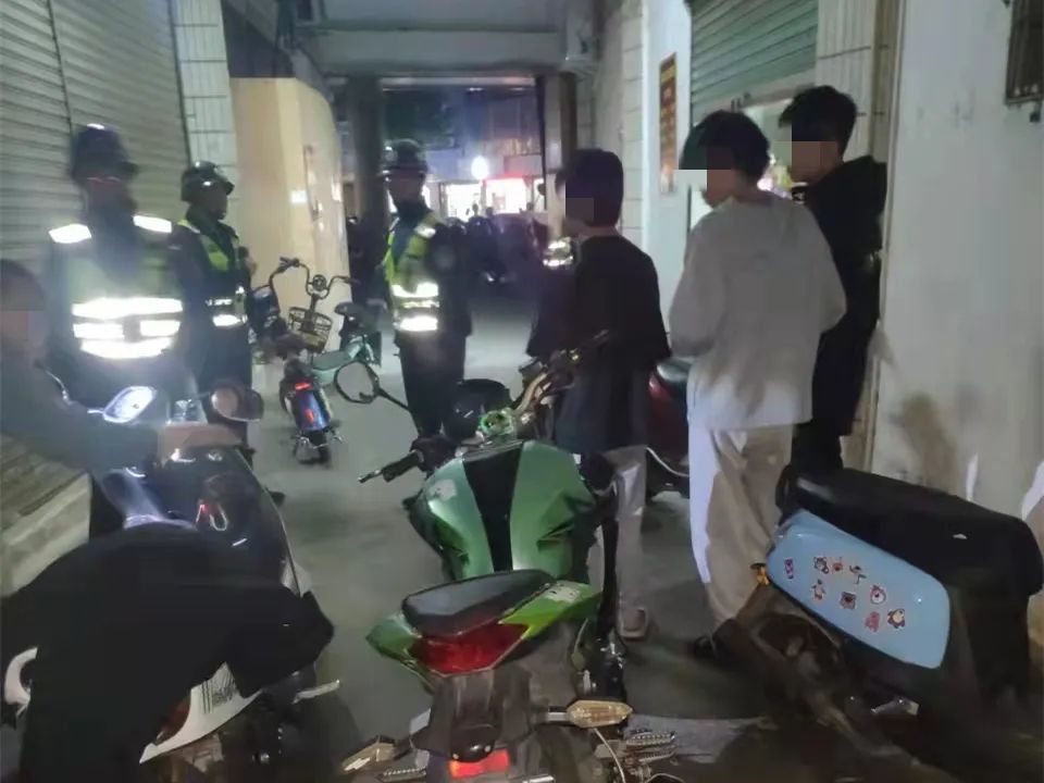 据办案民警了解到,这些"鬼火少年"为了寻求刺激,对自己的电动车,摩托