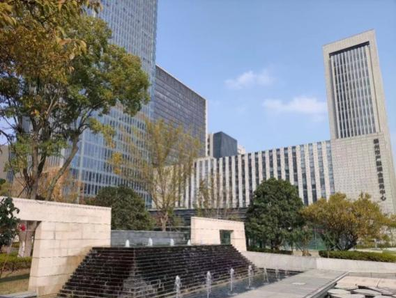 全新的泰州分所坐落于城市新地标—泰州金融广场7号楼,该地段为主