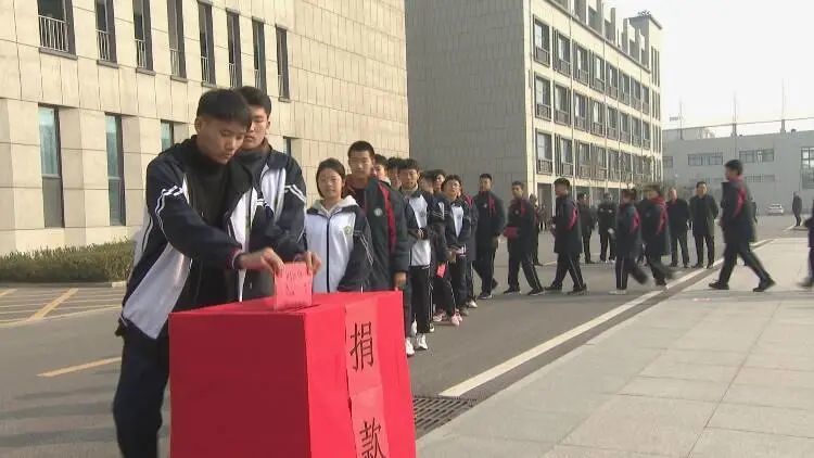 病魔无情人有情,二中全体师生踊跃捐款,为董传省募集到救助金10