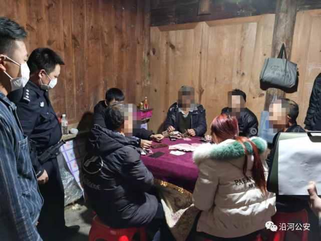 沿河公安开展联合夜查,查处一起聚众赌博案件!