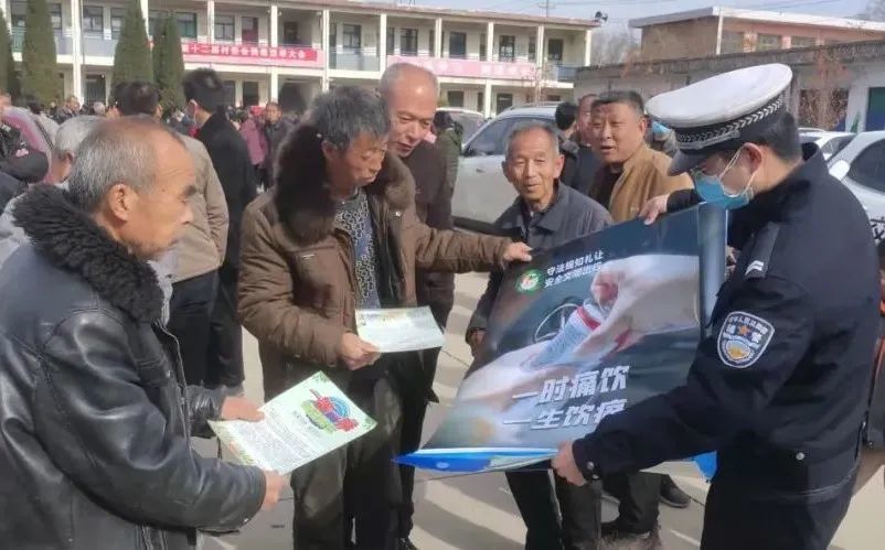 新绛以村委换届选举为平台新绛交警