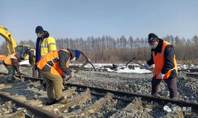 北黑铁路升级改造引龙河特大桥架梁工程圆满完成