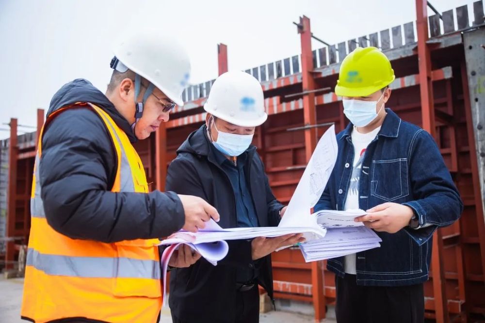 近日,由环天建工建设的梓州大道南延线制梁厂建设完成,进一步保障了