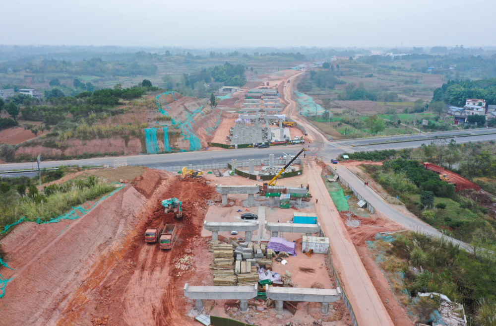 近日,由环天建工建设的梓州大道南延线制梁厂建设完成,进一步保障了