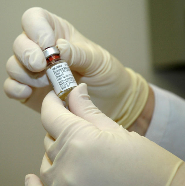 美国一疫苗工厂被发现违规储存天花病毒样本,全世界都关注了