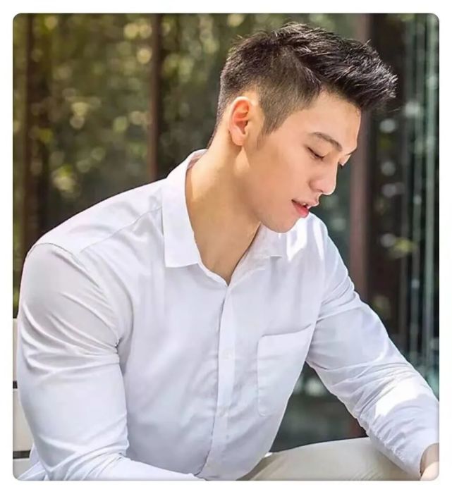 发型-2021年必须打卡的8款男生发型,绝对时髦
