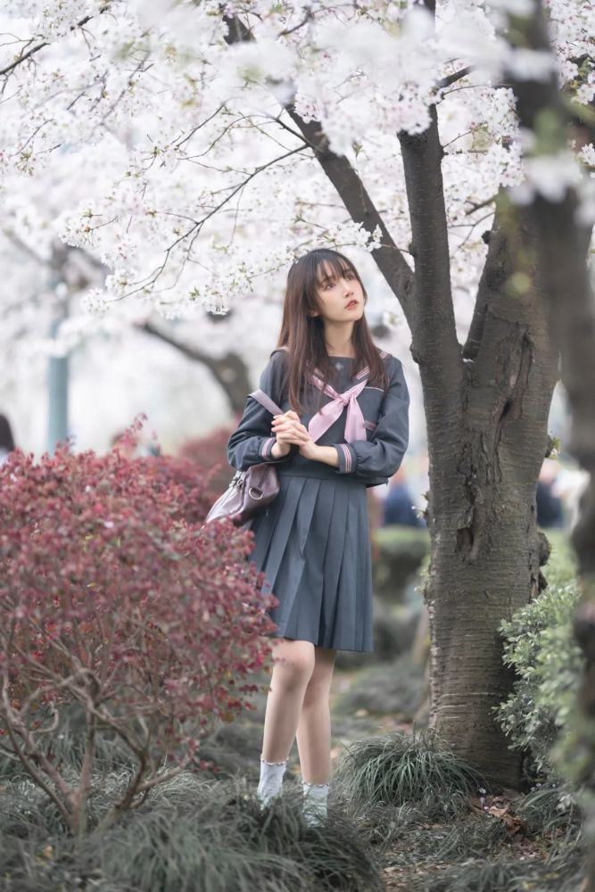 在这里小突每天都会给大家分享一些好看的jk制服作品或者古风装扮的