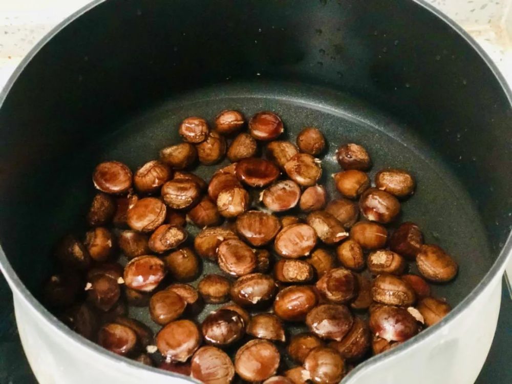 水开之后继续煮5分钟,板栗经过水煮之后,更加容易脱皮,炒出来的口感也