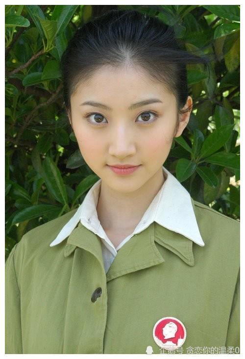 景甜出道就是高定,2006年,年仅18岁就推出了首张音乐ep《你是谁,而