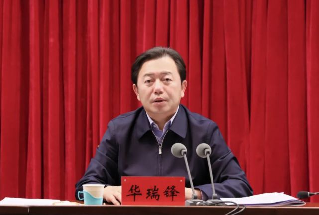 5亿元;旗人民政府副旗长杜彦斌解读了《伊金霍洛旗绿色低碳产业"链长