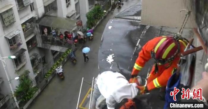 福建延平:一女孩坠落在雨棚上 消防紧急救援