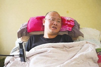 渐冻症患者在轮椅上遭遇火灾仍笑对人生投入助残事业培训4500多位残疾