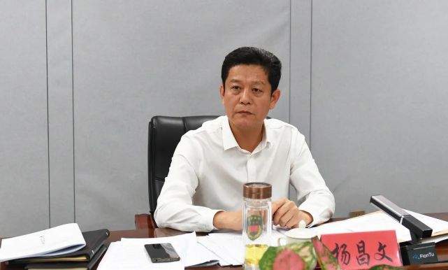 区委书记杨昌文主持会议,区领导王志安,彭垂鼎,陈沙龙,张井丽,王晓莺